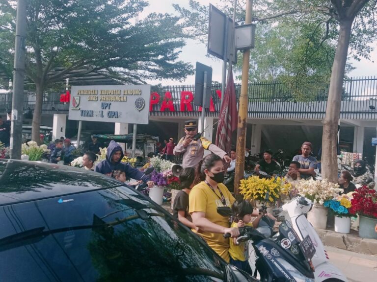 Kapolsek Ciparay Dan Jajaran Yang Dibantu Personil Gabungan Lainya Lerai Kemacetan Disekitaran Depan Alun Alun Ciparay.