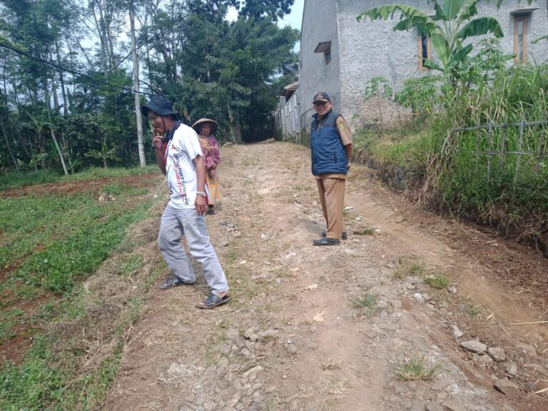 Kades Babakan Tinjau Jalan Yang Akan Diperbaiki Di Kampung Kelebuhan Bulan.