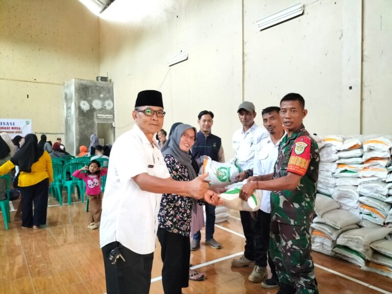 Pemdes Dawagung Salurkan Bantuan Pangan Beras
