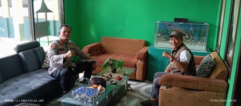 Iptu Ahmad Nurdin S.H Kapolsek Paseh Sambangi Kepala Desa Drawati