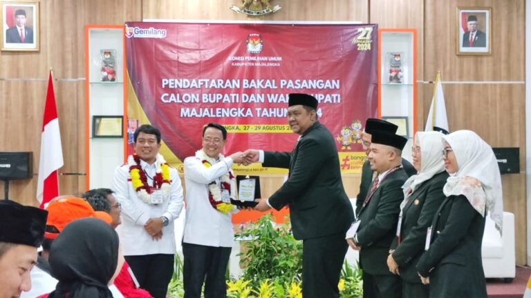 Hari Pertama KPU Majalengka terima Pasangan Bacalon Bupati dan Wakil Bupati pasangan Karna Sobahi – Koko Suyuko