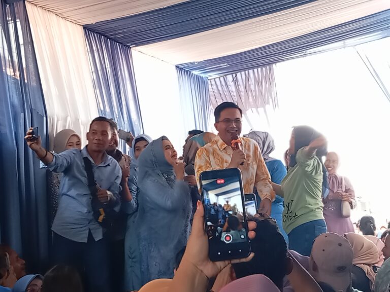 Calon Bupati Bandung “Menawan Alus Pisan” Sahrul Gunawan Hadiri Undangan Pernikahan Dan Menyapa Warga Desa Padamulya