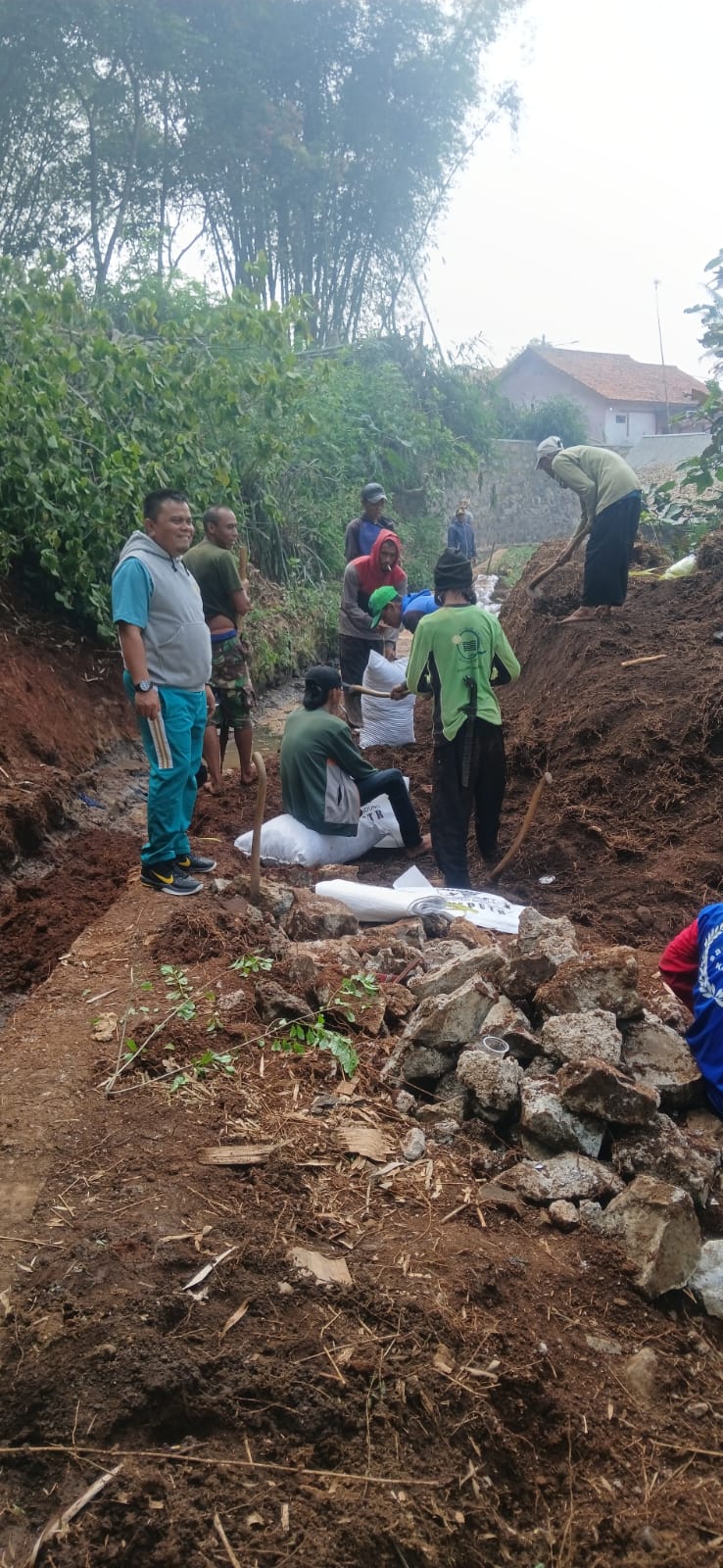 Pemdes Sagaracipta kecamatan Ciparay, Gotong Royong Bersihkan Saluran Yang Tertimpa Longsor.