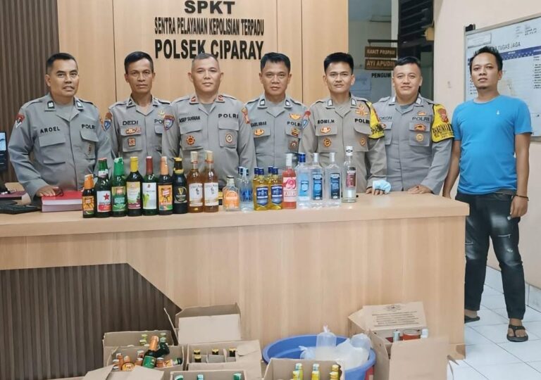 Jajaran Polsek Ciparay Polresta Bandung Respon Cepat Pengaduan Masyarakat Atas Peredaran Miras