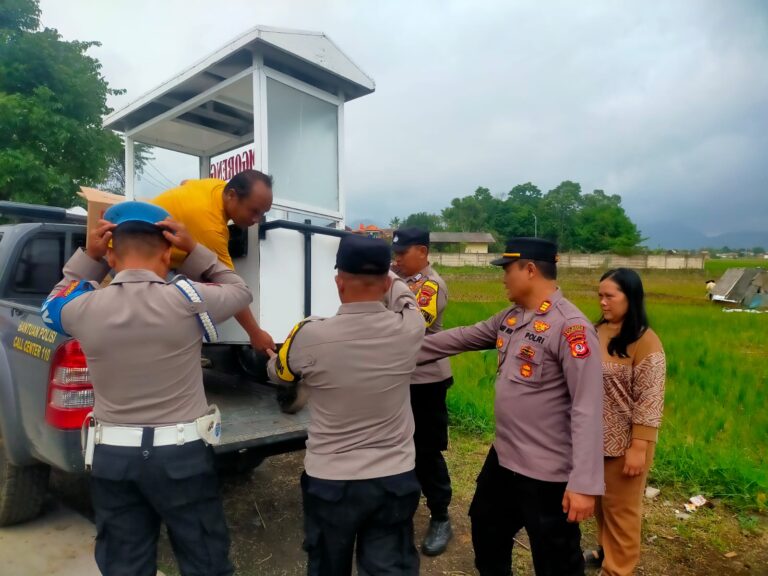 Polri Peduli, Polsek Pameungpeuk Polresta Bandung Beri Bantuan Gerobak ke Korban Kebakaran
