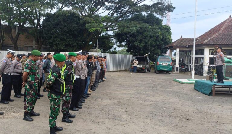 Polsek Ciparay Bersama Forkopimcam Gelar Apel Siaga Pengamanan Malam Hari Raya Idul Fitri 1446 H