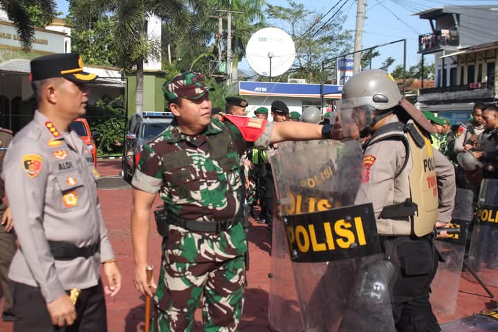 Dandim 0624/Kab. Bandung dan Kapolresta Bandung Pimpin Apel Gelar Pasukan Pengamanan Hari Buruh