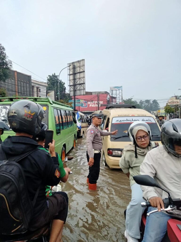 Triyono Raharja Kapolsek Dayeuhkolot Polresta Bandung Turun Langsung Gatur Lalin Pasca Banjir Dayeuhkolot