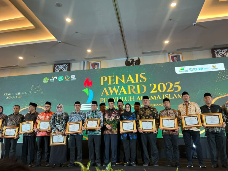 Kemenag Beri Penghargaan Bupati Bandung Atas Perhatiannya ke Penyuluh Agama