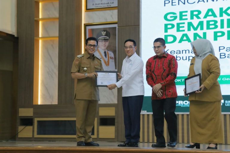 Apresiasi Inovasi Bupati Bandung, HAKLI Beri Penghargaan Anugerah Adhi Bhakti Higiene Sanitasi