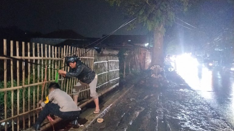 Polsek Ciparay Polresta Bandung Respons Cepat atas Tiang Ghoib Yang Roboh